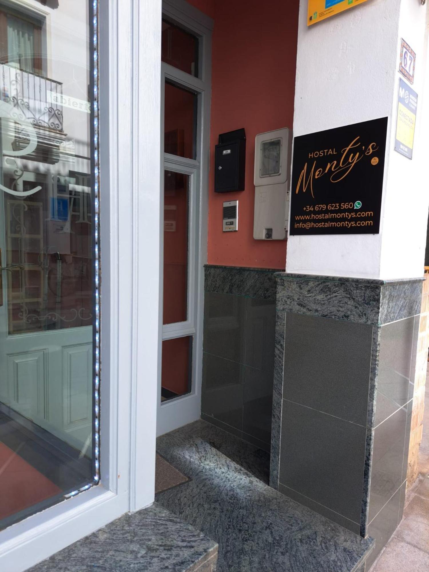 Hostal Montys Nerja Exterior foto
