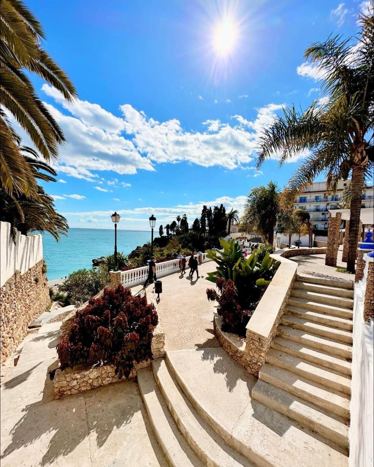 Hostal Montys Nerja Exterior foto